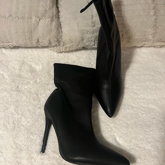Fashion Nova Black Ankle Boot - Picture 1 of 3